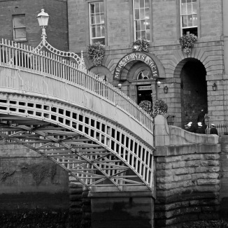 Halfpenny Bridge, Dublin (Photo: Kirsti MacDonald Jareg)